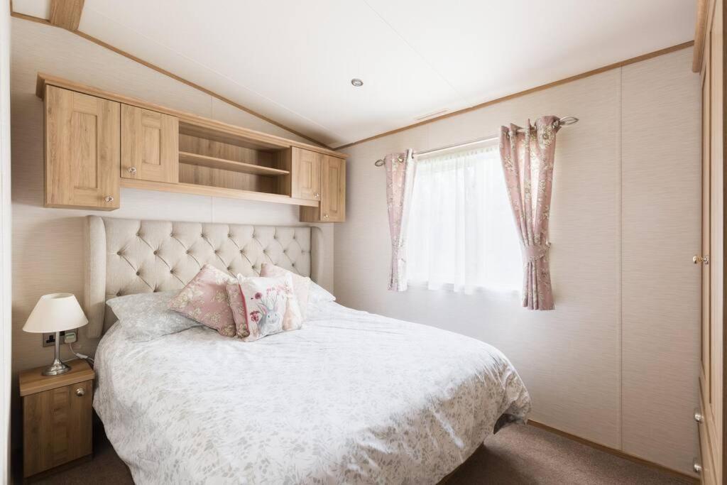 Waters Edge, Hoburne Cotswolds Vila South Cerney Exterior foto