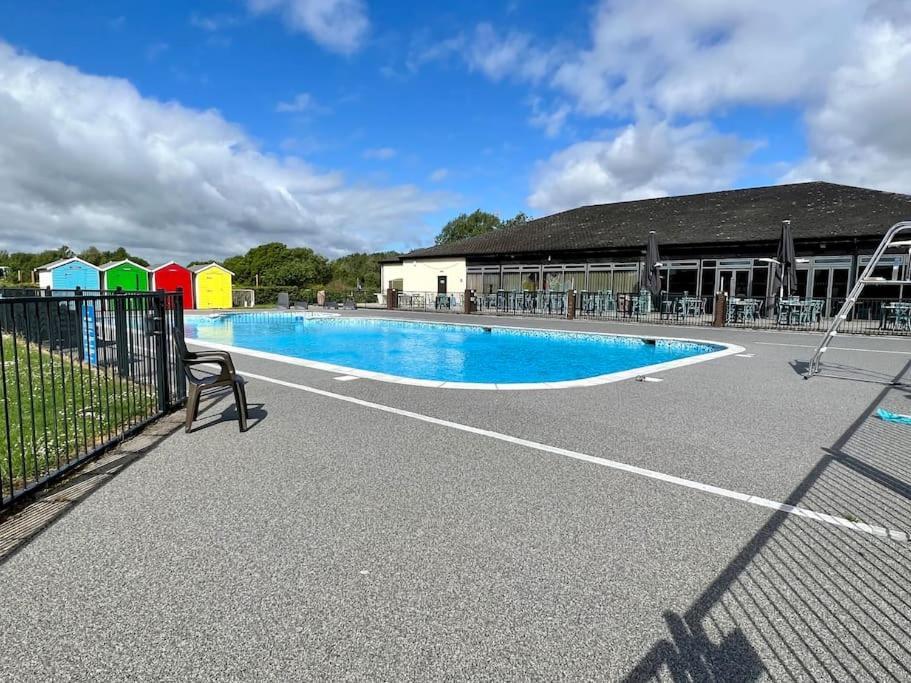 Waters Edge, Hoburne Cotswolds Vila South Cerney Exterior foto