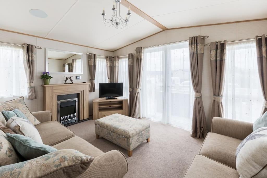 Waters Edge, Hoburne Cotswolds Vila South Cerney Exterior foto