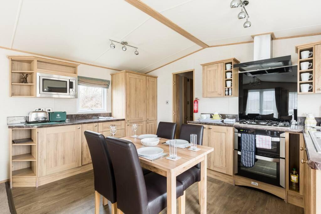 Waters Edge, Hoburne Cotswolds Vila South Cerney Exterior foto