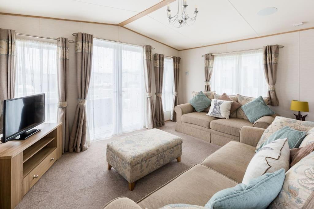 Waters Edge, Hoburne Cotswolds Vila South Cerney Exterior foto