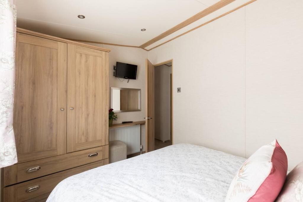 Waters Edge, Hoburne Cotswolds Vila South Cerney Exterior foto