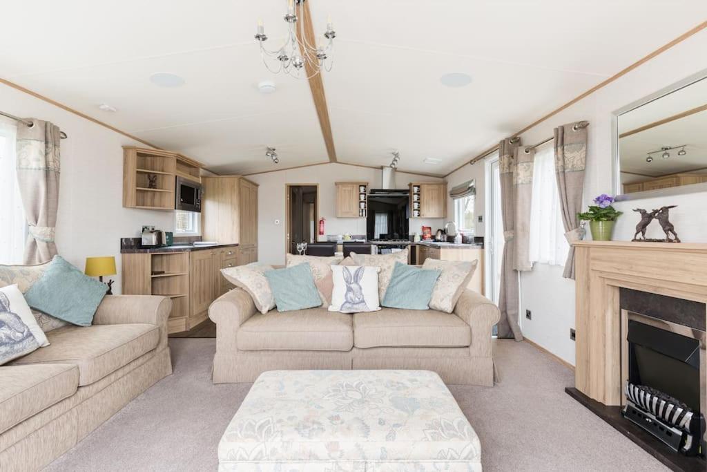 Waters Edge, Hoburne Cotswolds Vila South Cerney Exterior foto