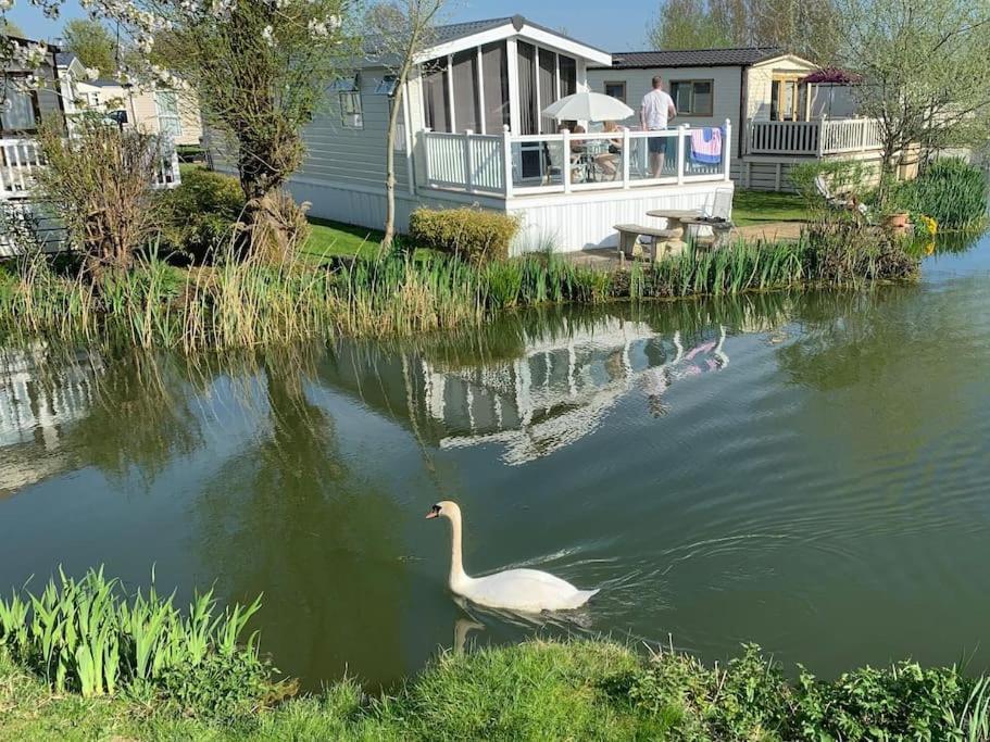 Waters Edge, Hoburne Cotswolds Vila South Cerney Exterior foto