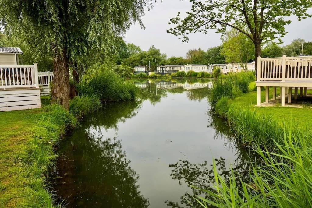 Waters Edge, Hoburne Cotswolds Vila South Cerney Exterior foto