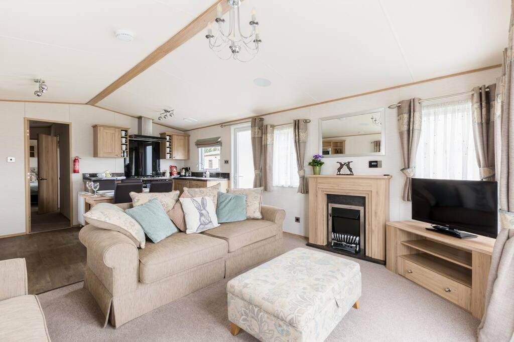 Waters Edge, Hoburne Cotswolds Vila South Cerney Exterior foto