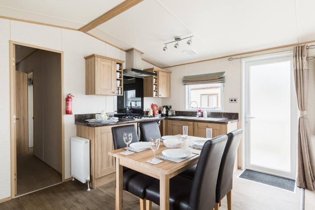 Waters Edge, Hoburne Cotswolds Vila South Cerney Exterior foto
