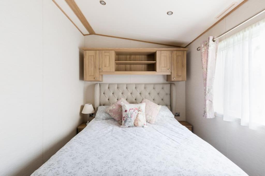 Waters Edge, Hoburne Cotswolds Vila South Cerney Exterior foto
