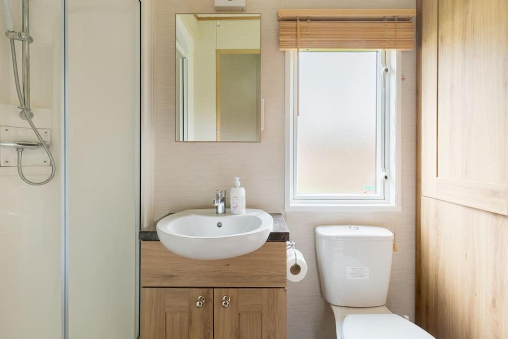 Waters Edge, Hoburne Cotswolds Vila South Cerney Exterior foto