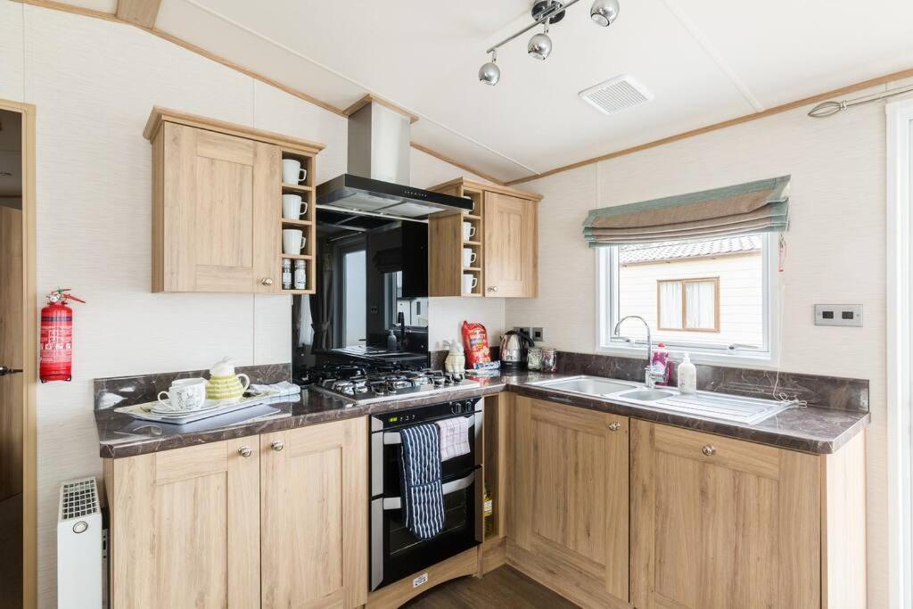 Waters Edge, Hoburne Cotswolds Vila South Cerney Exterior foto