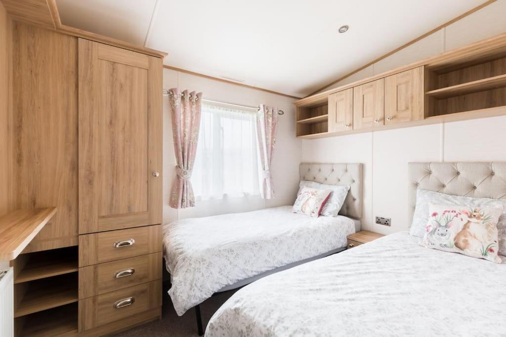 Waters Edge, Hoburne Cotswolds Vila South Cerney Exterior foto
