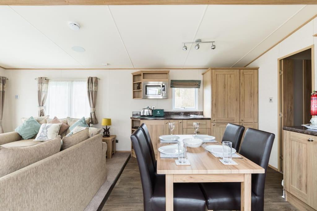 Waters Edge, Hoburne Cotswolds Vila South Cerney Exterior foto