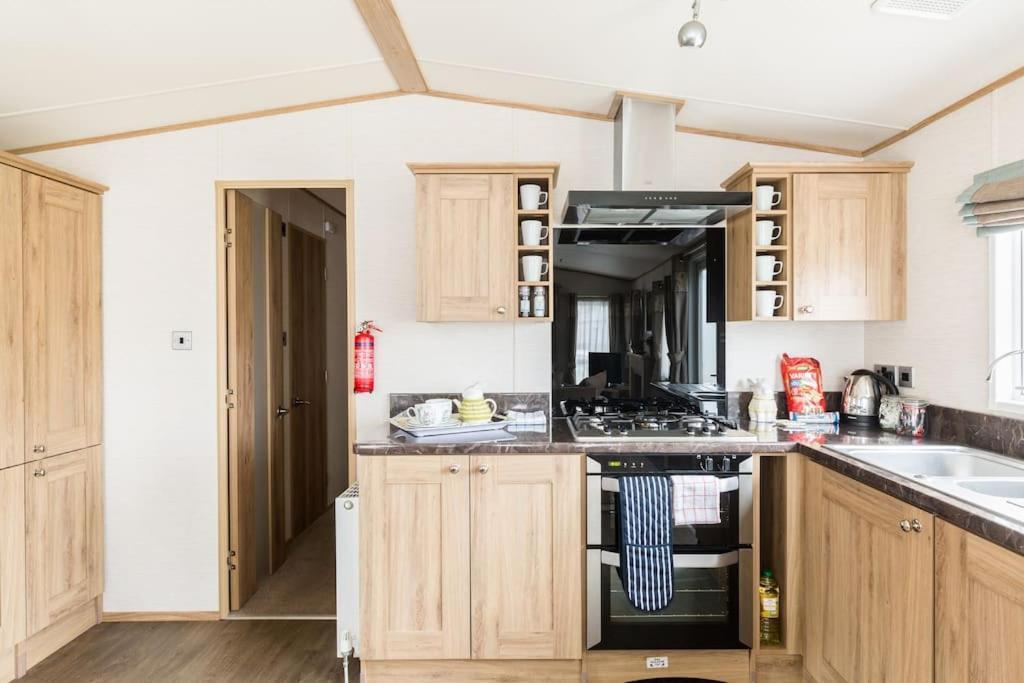 Waters Edge, Hoburne Cotswolds Vila South Cerney Exterior foto