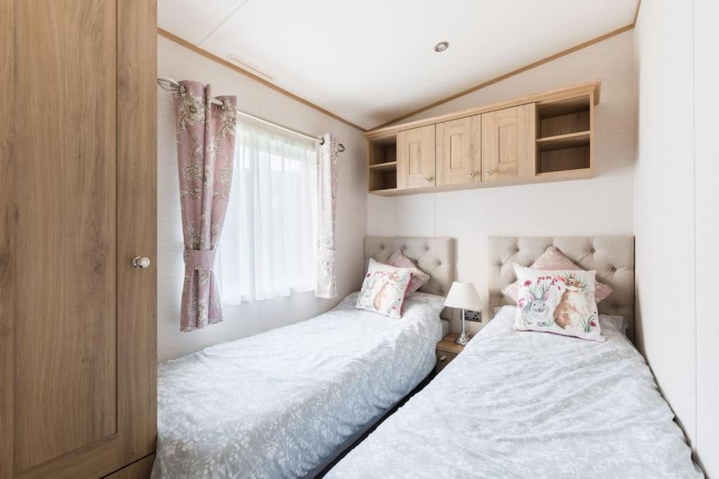 Waters Edge, Hoburne Cotswolds Vila South Cerney Exterior foto