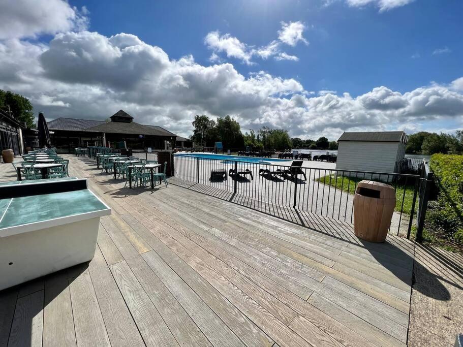 Waters Edge, Hoburne Cotswolds Vila South Cerney Exterior foto